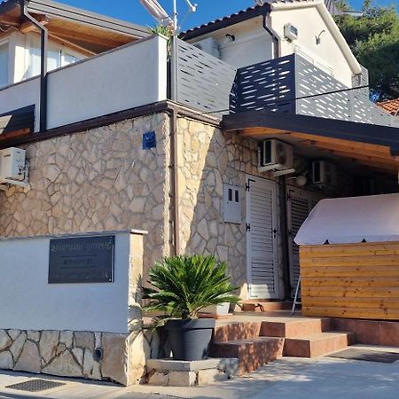 Apartmani Dutkovic Vrboska Esterno foto
