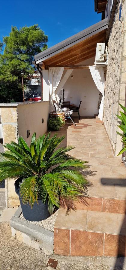 Apartmani Dutkovic Vrboska Esterno foto