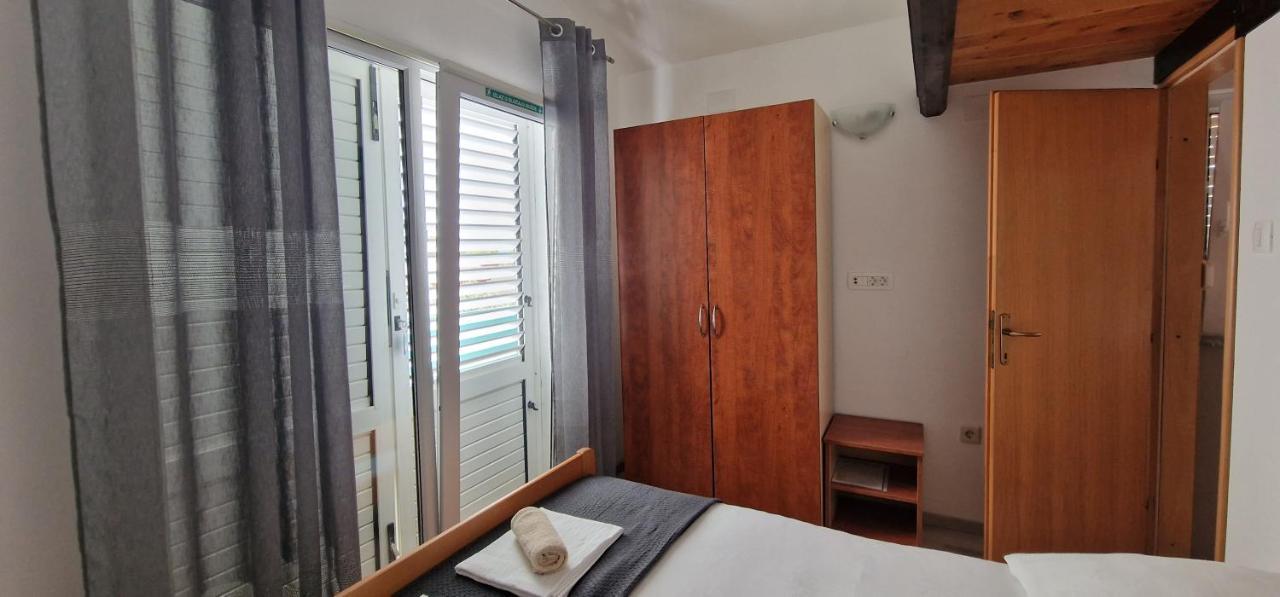 Apartmani Dutkovic Vrboska Esterno foto