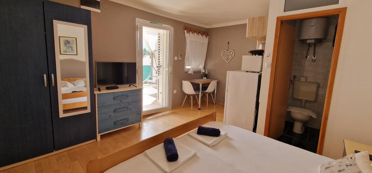 Apartmani Dutkovic Vrboska Esterno foto