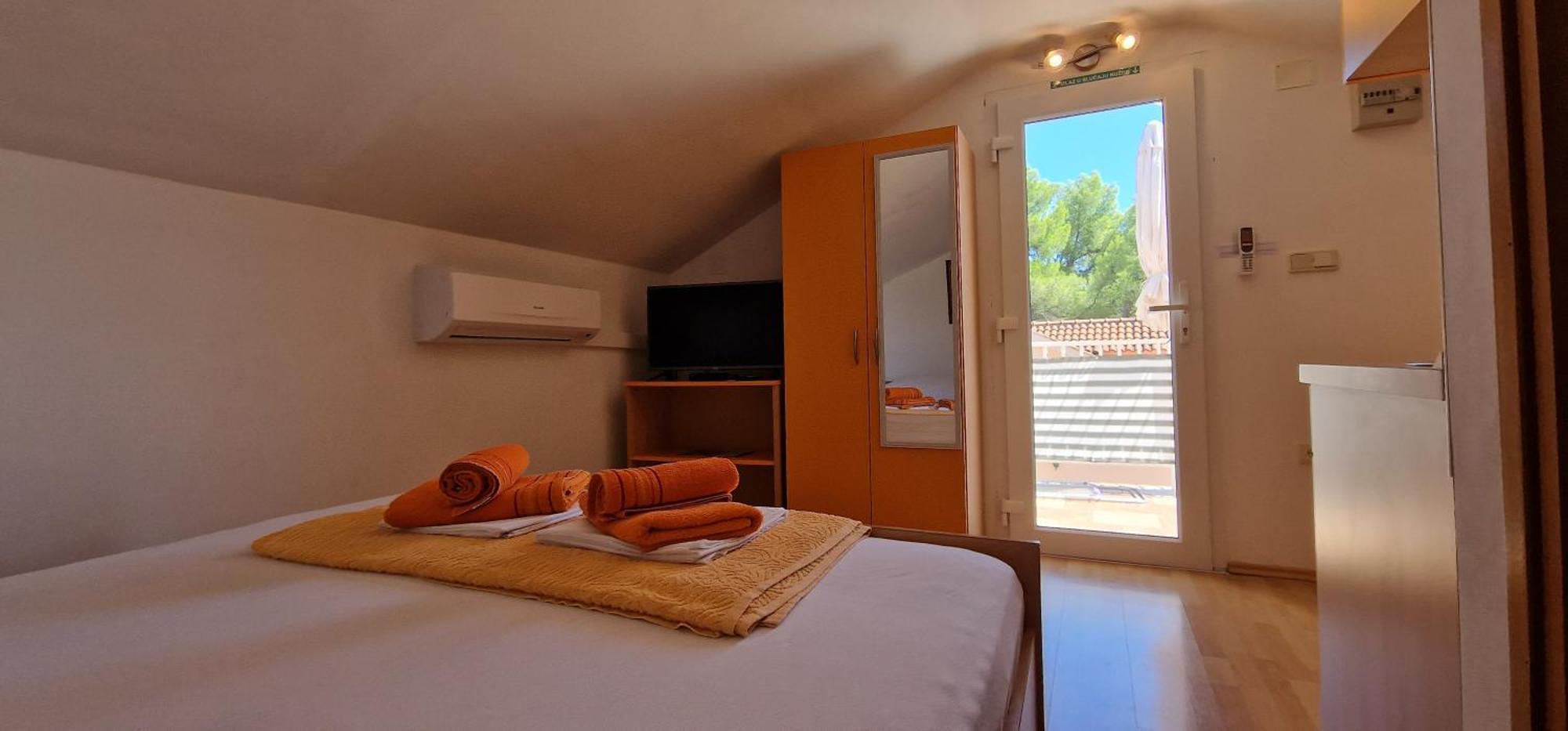 Apartmani Dutkovic Vrboska Esterno foto